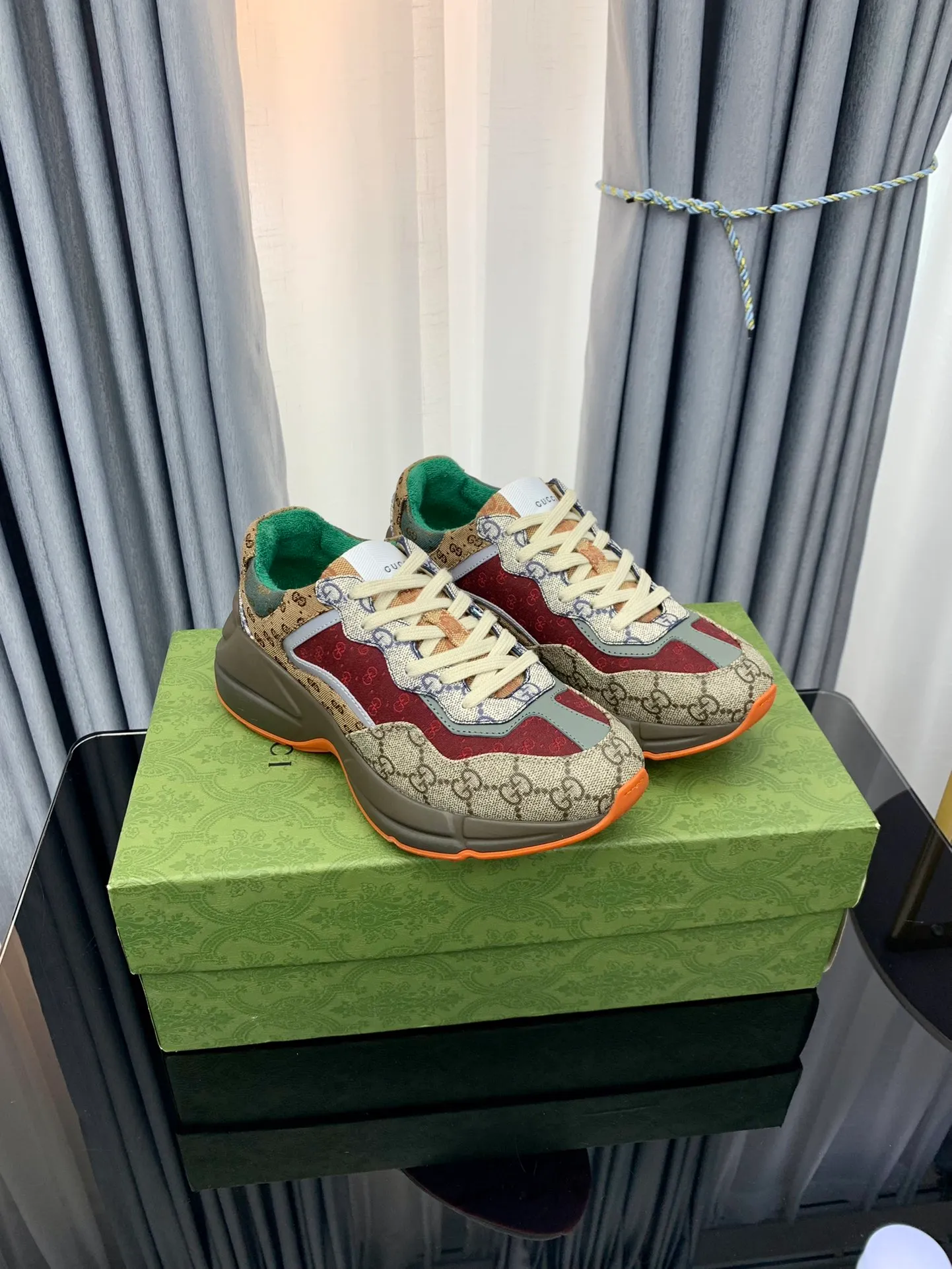 👟👟Ex-factory price 480👟👟 Gucci dad shoes for couples, distressed leather horn-shaped retro jogging shoes. The Balenciaga grandpa trend has subsided, ushering in GUCCI dad shoes, the trend leader in the fashion industry. The original shoes are molded and the original last is made by the Italian handmade foundry! [Gucci original dad shoes] Original surface: imported calfskin! Lining: Grade A hybrid lambskin! Outsole: The highest restoration sole. TPU material plus wear-resistant foam (anti-wear cushioning) ivory leather has been processed with an old-fashioned effect. The sole is 5cm high! The comfort level is excellent, killing all high-end versions on the market! Original logo outsole! 👣Size: Women’s size 35-40. Men's size 38-45. Women's heel with 🈚️logo! Men's heel with 🈶️logo!